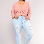 Mode Für Mollige Frauen – Zerrissene Jeans rosa langärmelige Bluse