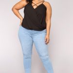 Komplette outfits damen mode für mollige; Schwarzes Träger-T-Shirt mit Jeans
