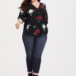 Mode für Mollige Junge Frauen – Schwarze rote Blumen Knopfblende vorne bluse mit jeans