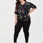 Mode für Mollige Junge Frauen – Schwarze Georgette Bluse mit floralem Reißverschluss, Hose