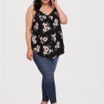 Mode für Mollige Junge Frauen – Schwarze Tunika Bluse mit Blumenmuster Jeans