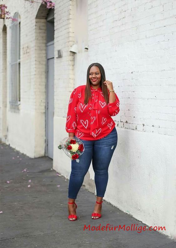 15 Große größen Valentinstag Outfits zu Mollig Frau - ein cooler und lässiger Valentinstag-Look mit einem Top mit rotem Herzdruck , blauen Häuten und roten Absätzen